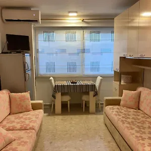 Daire Piazza Center Studio, Tiran